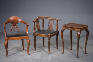 2 stole og lille sidebord, eg, mahogni, m.m. 1800 og 1900-tallet 3