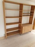 Hans. J. Wegner. Reolsektion med kommode af egetræ.
