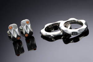 Maria Berntsen for Georg Jensen. Mirror ringe samt øreclips af sterlingsølv, prydet med cabochonslebne, orange og blå månesten. 4