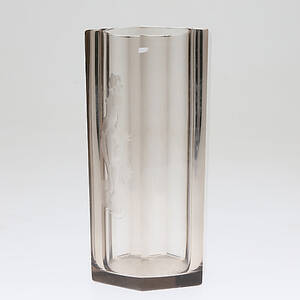 VAS, glas, hexagonal form med graverad kvinna, sannolikt Orrefors, ca 1930-40.