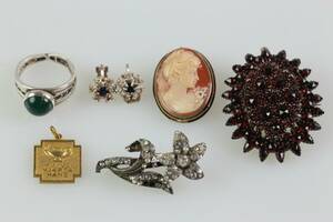 FOTOGÖMMA med granater, metall, samt parti med smycken, silver
