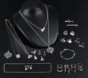Georg Jensen m.fl. En samling smykker i sølv og sterlingsølv 33