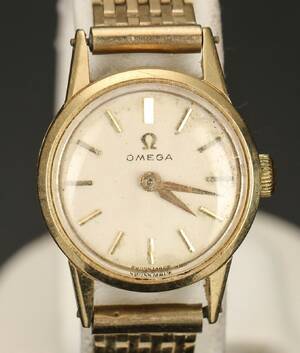Omega. Guldur med urkasse og lænke af kt guld, ca. 24,8 g.
