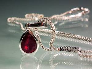 Goldkette mit Rubinanhänger