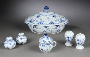 Royal Copenhagen. Musselmalet halvblonde terrin, salt- og peberbøsser m.m. 6