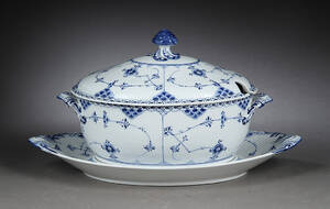 Royal Copenhagen. Musselmalet halvblonde terrin med underfad 2