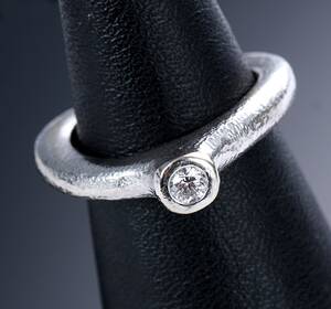 Erik Sørensen. Moderne solitairering af 14 kt. hammerslået hvidguld - 0.10 ct.