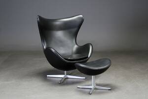 Arne Jacobsen. Lænestol Ægget med skammel 2