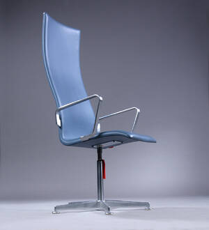 Arne Jacobsen. Oxford armstol med høj ryg, betrukket med dueblå læder.