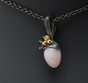 Ole Lynggaard, Lotus, halskæde med vedhæng med rosa opal og brillant