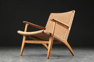Hans J. Wegner. Lænestol af eg, model CH25