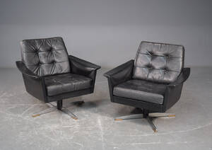 Ubekendt møbelproducent. Par lænestole med sort læder, 19601970 2