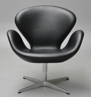 Arne Jacobsen. Lænestol, Svanen med returdrej, sort læder, model 3320, original betræk, år 2005