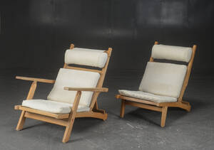 Hans J. Wegner. Par dækstol med en skammel model AP-71 3
