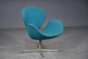 Arne Jacobsen. Svanen. Lænestol, model 3323, tidlig model