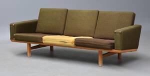 Hans J. Wegner. Trepers. sofa med stel af eg, model GE-235