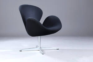 Arne Jacobsen. Svanen. Lounge stol, model 3320, sort Hallingdahl uld