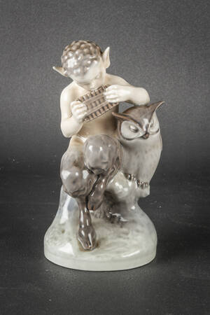 Royal Copenhagen Kgl. P. Faun med ugle, figur af porcelæn, nr. 2107 I. sort.