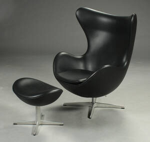 Arne Jacobsen. Ægget. Lænestol med skammel, originalt sort læder 2