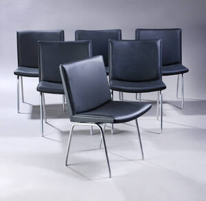 Hans J. Wegner. Et sæt på seks lufthavnsstole, model AP-38, sort anilin læder. 6