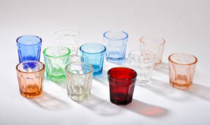 11 børneglas af klart og farvet glas. 11