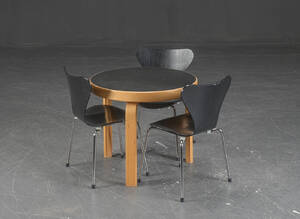 Børnemøblement Magnus Olesen bord samt tre Arne Jacobsen syver stole 4