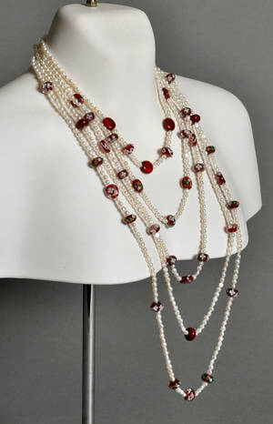 Charlotte Borgen, 5-radet collier med ferskvands kulturperler og glasbeads