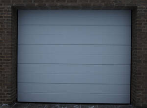 Eldrevet, leddelt garageport med linie. Str. 270x230 cm