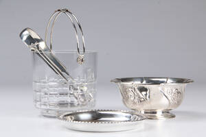 Grann Lagley, English Silver House m.fl. Isspand med tang, flaskebakke og skål 4