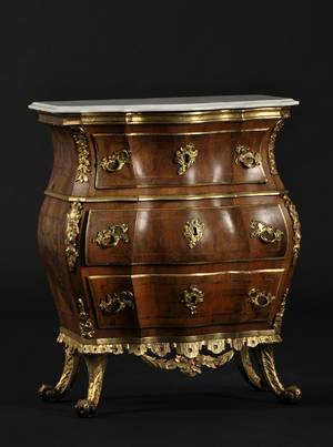 Mathias Ortmann 1692-1757 tilskrevet. Rokoko kommode af guldstafferet nøddetræ, 1700-tallets midte