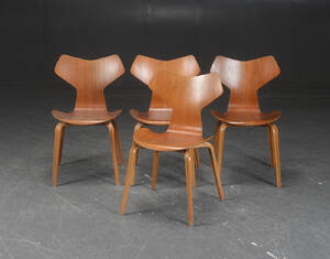 Arne Jacobsen. Sæt på fire Grand Prix stole af teak, model FH4130 4