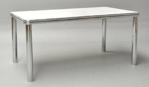 Italiensk design. Spisebord af laminat og stål