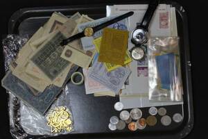 BRICKA med mynt, sedlar, armbandsur, frimärken