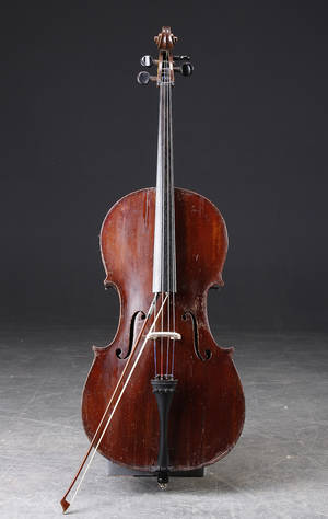 Cello, ubekendt mærke. Med bue. 1900-tallet 2