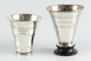 BÄGARE, 2 st, silver samt silver med sockel i trä
