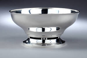 Georg Jensen. Frugtskål af hammerslået sølv, dessin 414C, 1930-45