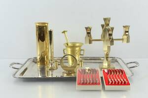 BRICKA med mässingsföremål, bl.a. Arthur Pe, Kolbäck samt kaffeskedar, nysilver