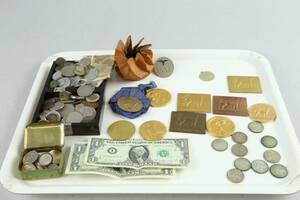 BRICKA med mynt, sedlar, samt märken, bl.a. Finland, USA, Storbritanien