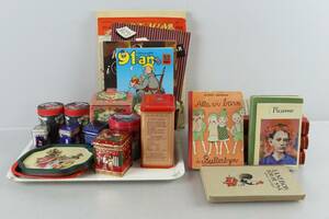 PARTI med bl.a. plåtburkar och böcker, bl.a. Astrid Lindgren