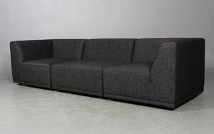 COUZ 151. Modulsofa bestående af 3 moduler, betrukket med slidstærkt BRONX stof i Antrazit. Designet af COUZ DESIGN TEAM