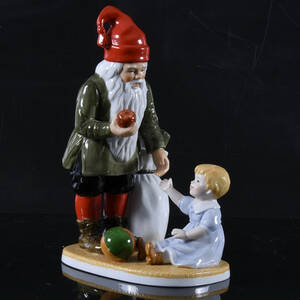 TOMTE, porslin, efter tecknad förebild av Jenny Nyström, Kalmar läns museum.