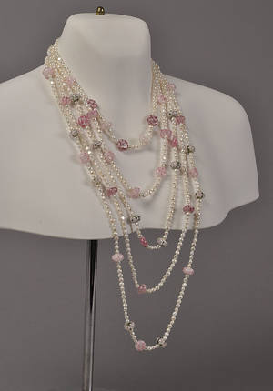 Charlotte Borgen, 5 radet collier med ferskvands kulturperler og glasbeads