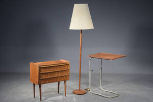 Entrékommode, standerlampe, samt sengebord af teak 3