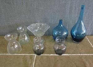 Diverse glasskålar och blå vaser
