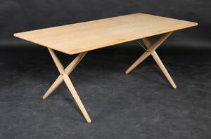Hans J. Wegner. Spisebord med krydsbenstel, model PP-85