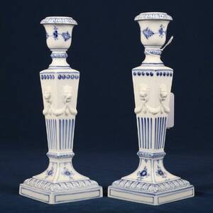 ROYAL COPENHAGEN, LJUSSTAKAR, 1 PAR, MUSSELMALET, MODELL 115, PORSLIN, HÖ 23 CM