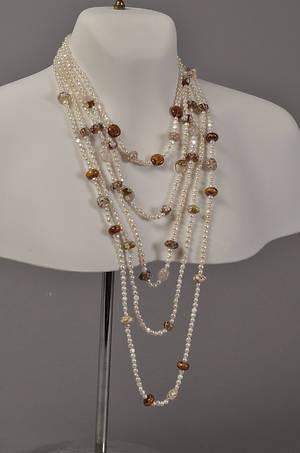 Charlotte Borgen, 5 radet collier med ferskvands kulturperler og glasbeads