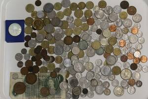 PARTI med mynt och sedlar, bl.a. Storbritannien, Finland, Spanien, Ryssland, USA