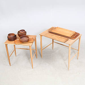 SATSBORD samt BRICKOR, SKÅLAR, bland annat teak, 1900-talets mitt.