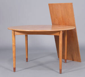 Dansk møbelproducent. Cirkulært spisebord af eg og teak, 1960erne 2